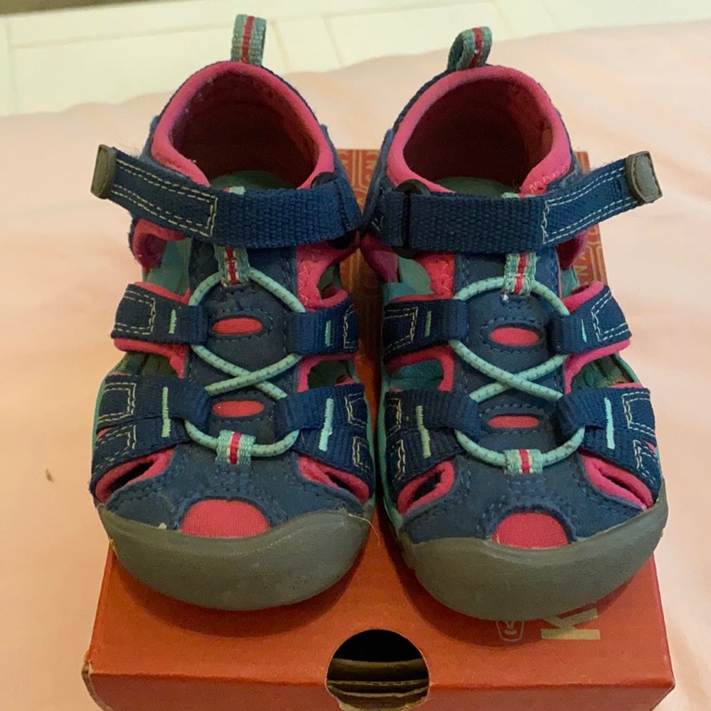 Keen Newport H2 Posedian/Very Berry Sandal Size 6